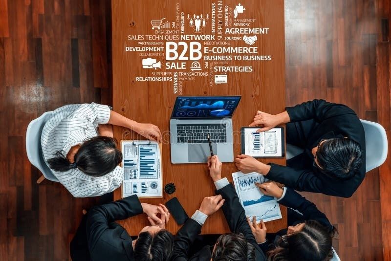 B2B-tiimi analysoi myynti- ja kysyntätietoja pöydän ääressä